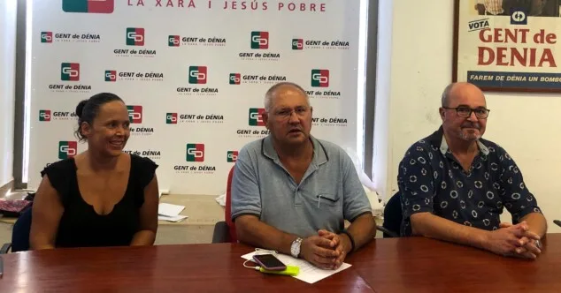 Gent de Dénia exige celeridad en la ejecución de sus mociones aprobadas en el Ayuntamiento 1 Imagen: Mario Vidal junto a miembros de Gent de Dénia durante la rueda de prensa (archivo)