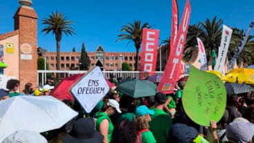 El reciente documento de los sindicatos educativos fuerza una nueva Mesa: «Hay predisposición para negociar» 2 momento en el que la conselleria de educacion permanece cerrada para los manifestantes el lunes 25 de mayo 2026