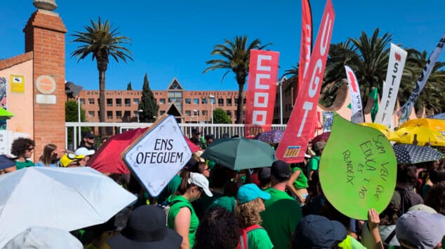 momento en el que la conselleria de educacion permanece cerrada para los manifestantes el lunes 25 de mayo 2026