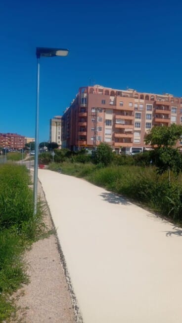Nueva imagen de la Vía Verde de Dénia con el acabado blanco y las recientes farolas solares