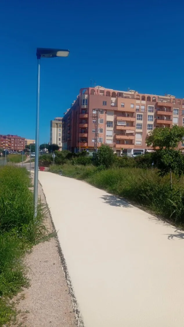 De «carretera» a amable sendero: la Vía Verde de Dénia estrena su nueva piel para combatir el calor y las críticas 4 Imagen: Nueva imagen de la Vía Verde de Dénia con el acabado blanco y las recientes farolas solares
