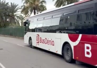 Dénia activa su nuevo transporte: los autobuses que verás pero no podrás usar 4 nuevo autobus de denia circulando