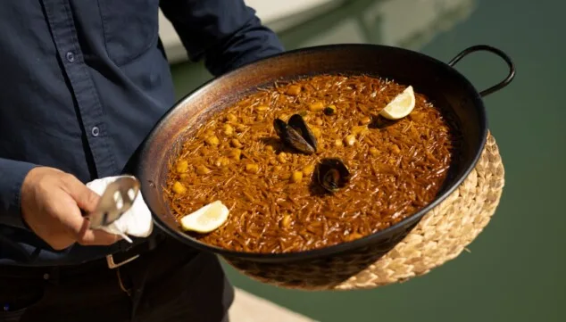 El restaurante con vistas al puerto que aún mantiene la esencia mediterránea 2 paella valenciana tradicional en denia frente al puerto deportivo