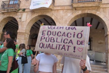 pancarta en la concentracion de la comunidad educativa de la marina alta en apoyo a los docentes en denia