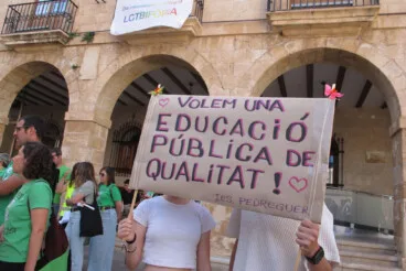 pancarta en la concentracion de la comunidad educativa de la marina alta en apoyo a los docentes en denia