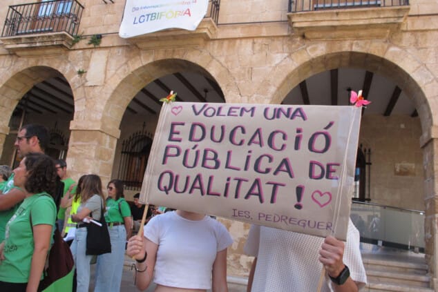 pancarta en la concentracion de la comunidad educativa de la marina alta en apoyo a los docentes en denia