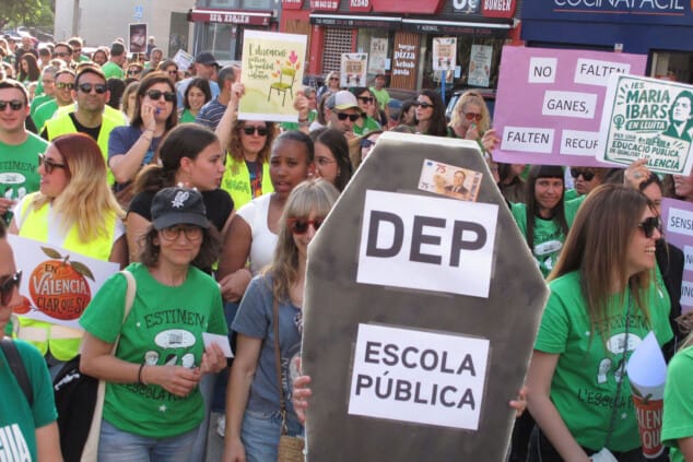 Más de 31.000 docentes tumban la propuesta de Conselleria: rechazo de los sindicatos y la huelga sigue 3 pancartas en la manifestacion en denia en apoyo a la educacion publica durante la huelga de docentes el 13 de mayo