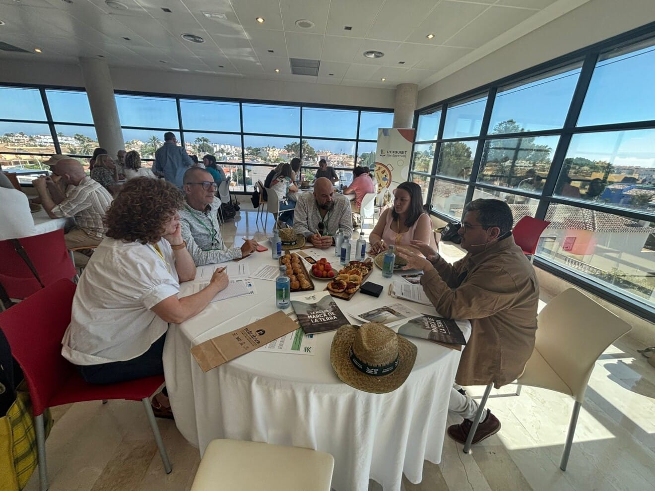 Participantes interactuando durante una de las sesiones
