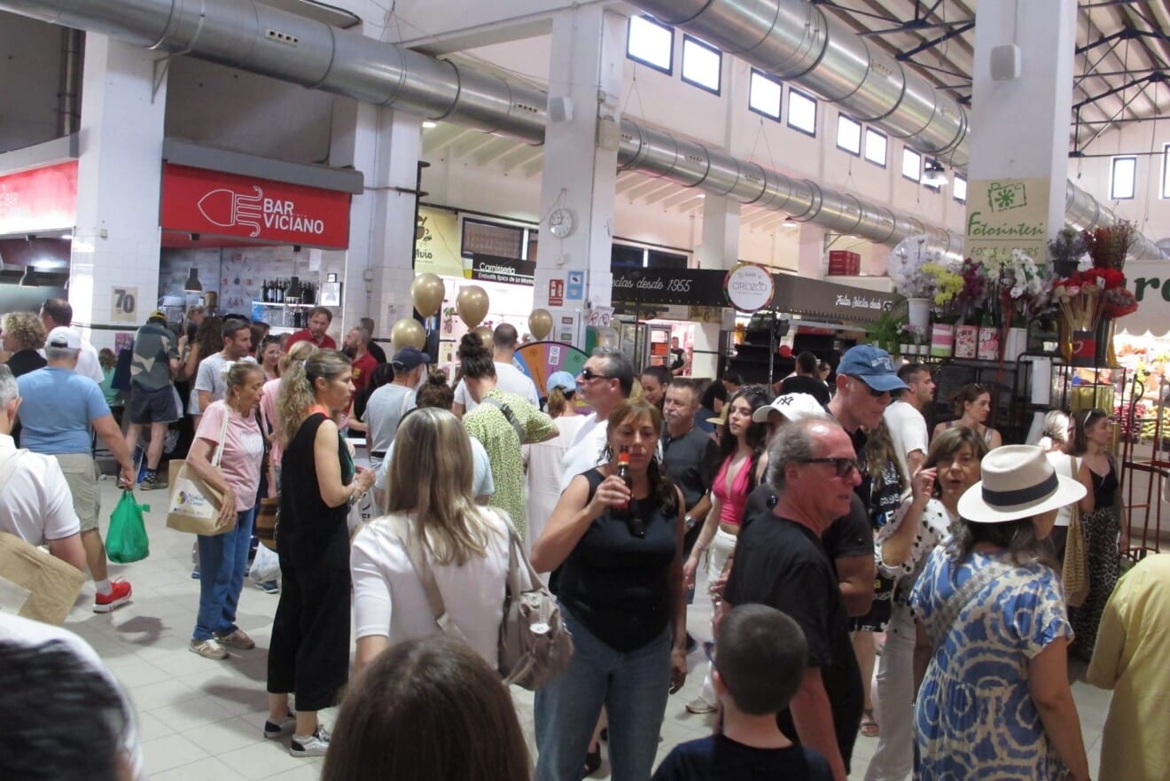 Pasillos concurridos durante la celebración del aniversario del Mercat