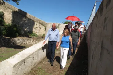 Autoridades en la visita al Castell de Dénia