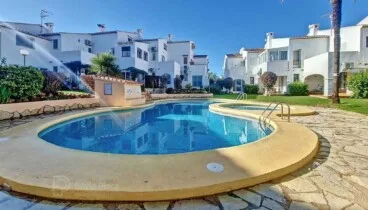 Piscina comunitaria para refrescarse junto al puerto