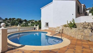 Piscina privada rodeada de solárium y relax