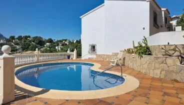 Piscina privada rodeada de solárium y relax