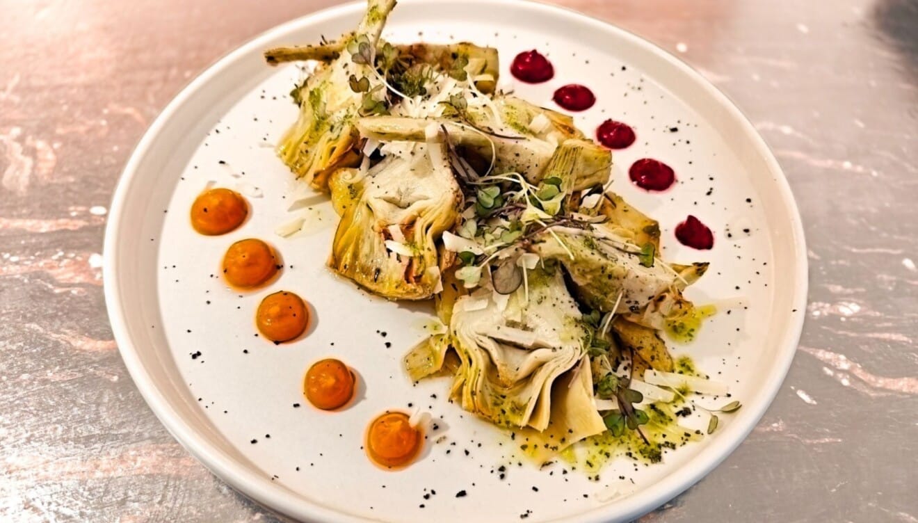 Plato estrella de la cocina fusión mediterráneo asiática elaborado con técnicas culinarias de vanguardia