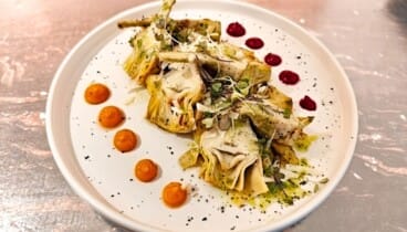 Plato estrella de la cocina fusión mediterráneo asiática elaborado con técnicas culinarias de vanguardia
