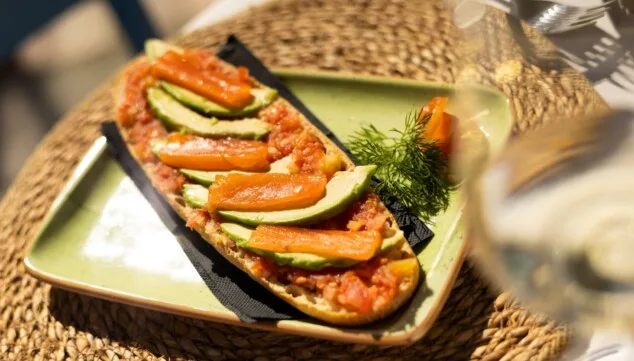 El restaurante con vistas al puerto que aún mantiene la esencia mediterránea 6 platos tipicos de la cocina mediterranea elaborados con ingredientes locales