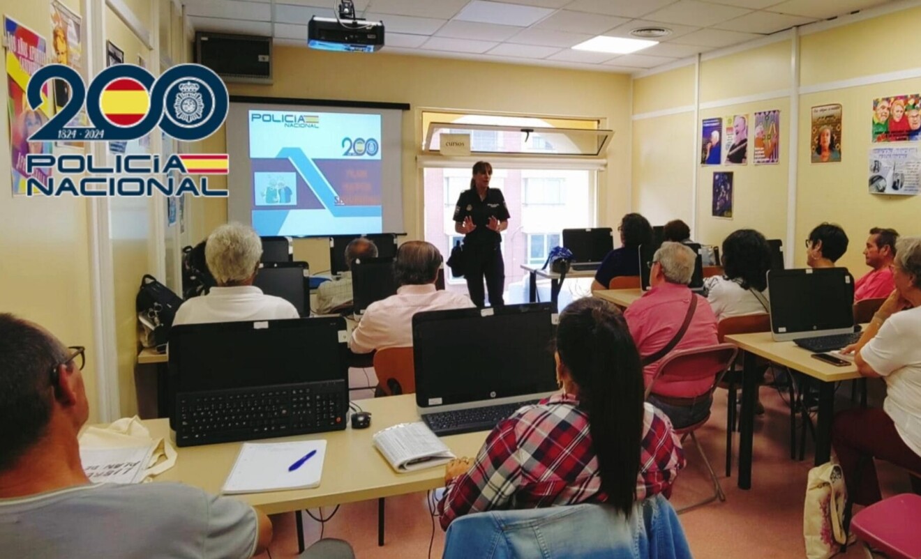 Agente de la Policía Nacional imparte una charla sobre seguridad digital a personas mayores.