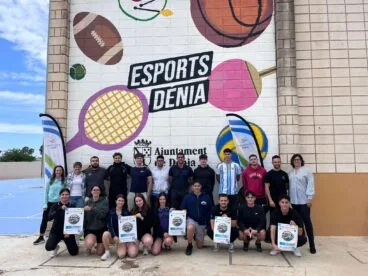 Dénia se prepara para el Activa’t Fest, una jornada intergeneracional de deporte y salud 2 Grupo de jóvenes y organizadores posando con el cartel del Activa't Fest Dénia.