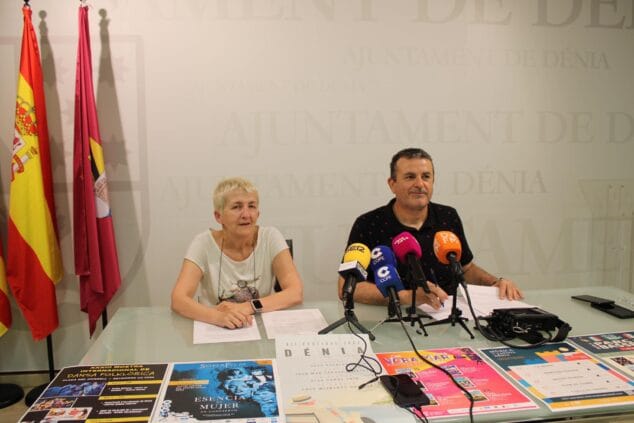 Dénia desvela más de 25 propuestas para su programación cultural de verano 2026 1 Imagen: Raúl García de la Reina y Mavi Rovira en la rueda de prensa de la programación cultural de verano de Dénia, con carteles de los festivales.