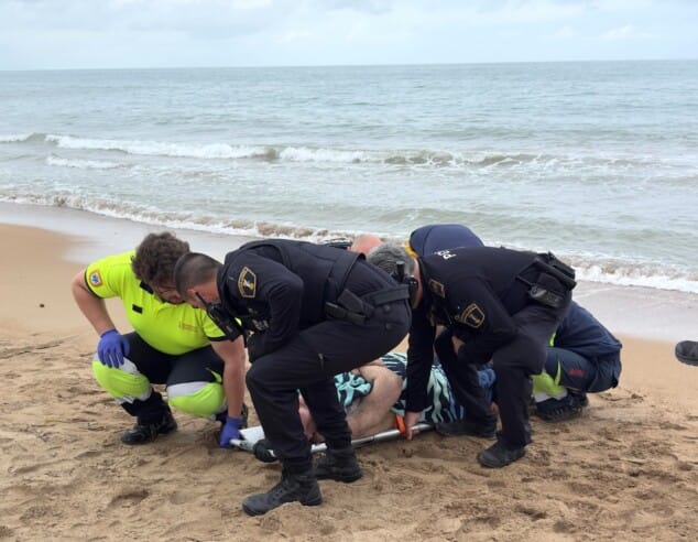 Imagen: Primeros auxilios al bañista en la misma orilla tras el rescate en kayak