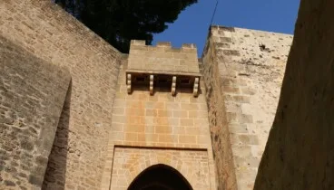 Así puedes descubrir el arte rupestre y los secretos del Castillo de Dénia 4 puerta del castillo