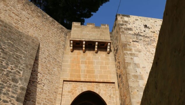 Adiós a las colas: Por qué debes visitar Dénia antes de julio 4 puerta del castillo
