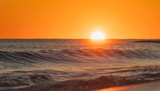 Ni ruidos ni tráfico: el rincón de Dénia donde ver un atardecer de película y resetear la mente 1 Imagen: Puesta de sol sobre el mar Mediterráneo desde la costa norte de Dénia