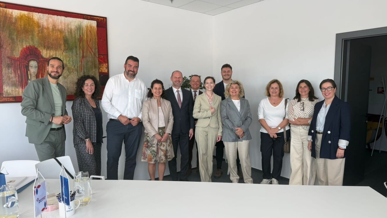 Representantes de la delegación dianense durante una de las reuniones de trabajo en la Embajada de España