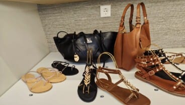 Selección de accesorios y bolsos de piel en el escaparate de Austria 36