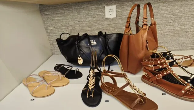 Madrid, València y ahora en Dénia: la expansión de la zapatería Austria 36 llega a Marqués de Campo 4 seleccion de accesorios y bolsos de piel en el escaparate de austria 36