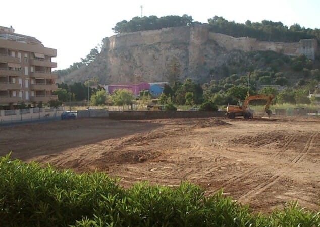 solar de miguel hernandez con el castillo al fondo