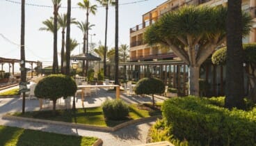 Terraza del hotel con vistas limpias al horizonte marino de la Marina Alta