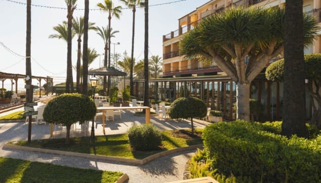 Ni ruidos ni tráfico: el rincón de Dénia donde ver un atardecer de película y resetear la mente 5 terraza del hotel con vistas limpias al horizonte marino de la marina alta