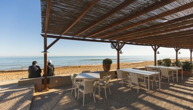 Ni ruidos ni tráfico: el rincón de Dénia donde ver un atardecer de película y resetear la mente 2 Imagen: Terraza exterior junto a la playa de arena fina para comer en Dénia