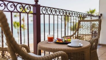 Terraza privada de una habitación con vistas directas al mar en Dénia