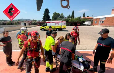 traslado a los servicios sanitarios de la mujer herida en el montgo
