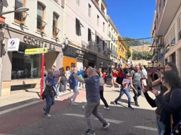 La danza y el folclore popular marcaron el ritmo de la celebración en las calles del centro de Dénia