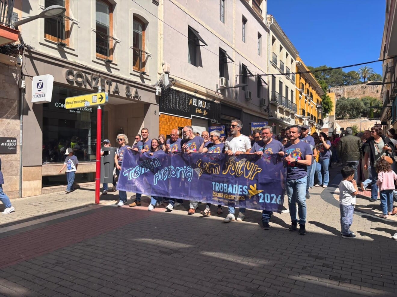Representantes de distintos ayuntamientos encabezan el cercavila con el lema «Tenim Història, som Futur»