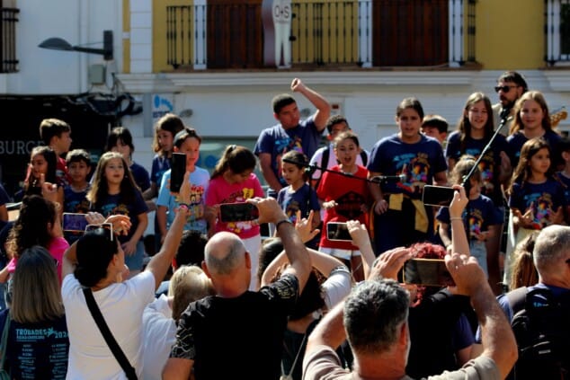 Imagen: Los estudiantes protagonizaron diversas actuaciones musicales seguidas con entusiasmo por el público congregado