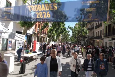 Ambiente multitudinario en el Carrer del Marqués de Campo bajo el cartel de les Trobades 2026