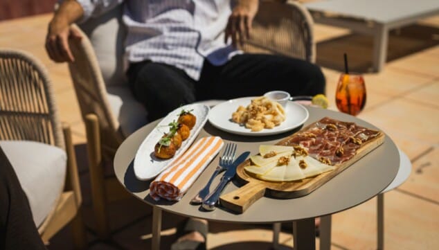 Adiós a las colas: Por qué debes visitar Dénia antes de julio 15 un brunch con vistas al montgo