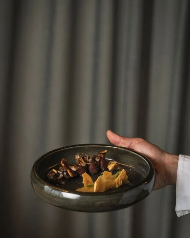 "Volver" a Aticcook: Bruno Ruiz eleva la raíz de su cocina al cielo de Dénia 3 un dialogo entre texturas y aromas que nace del respeto absoluto al ciclo natural