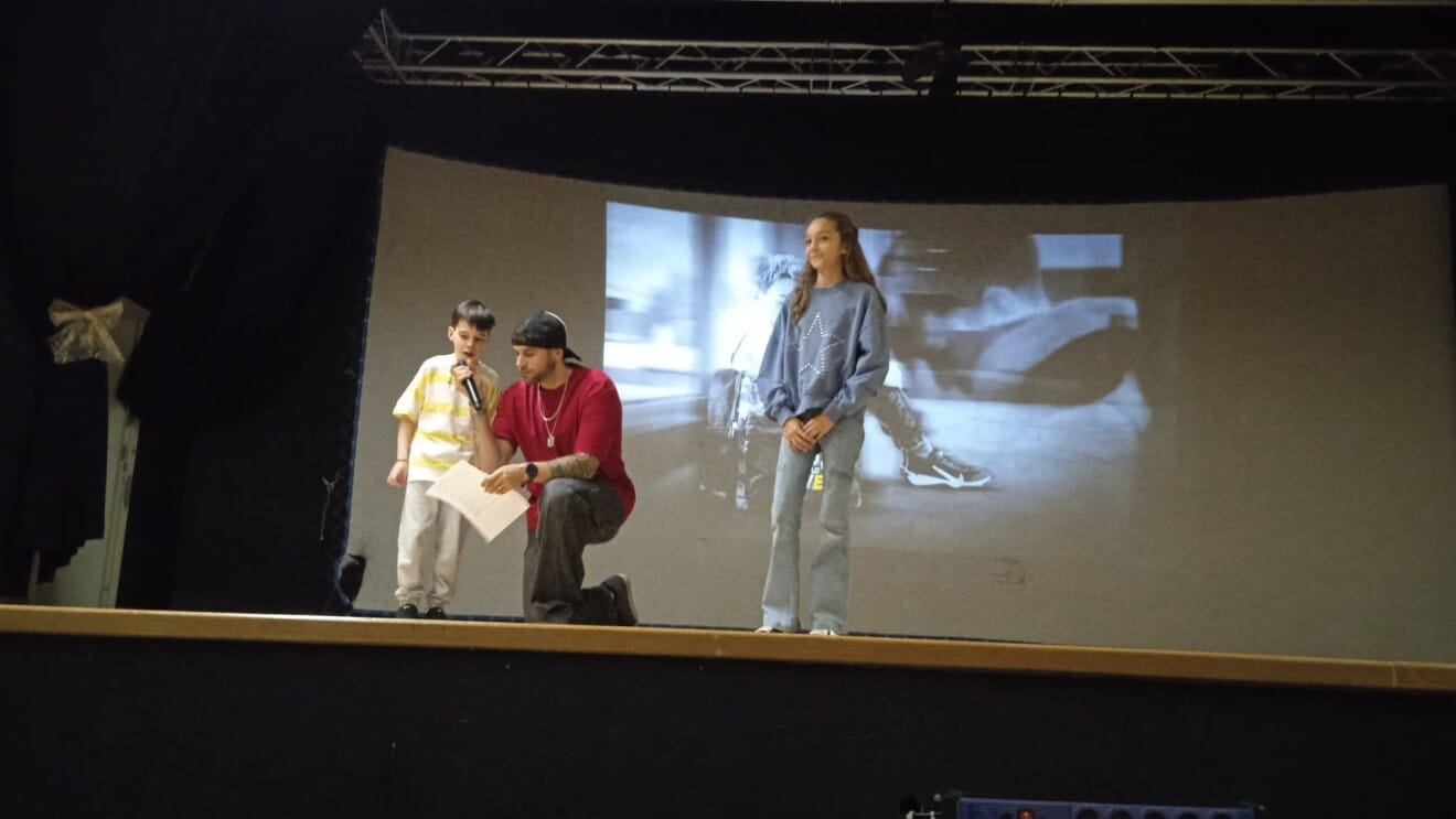 Un momento de complicidad entre el rapero y uno de los pequeños protagonistas durante la presentación del proyecto