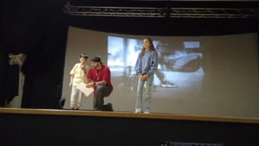 Un momento de complicidad entre el rapero y uno de los pequeños protagonistas durante la presentación del proyecto