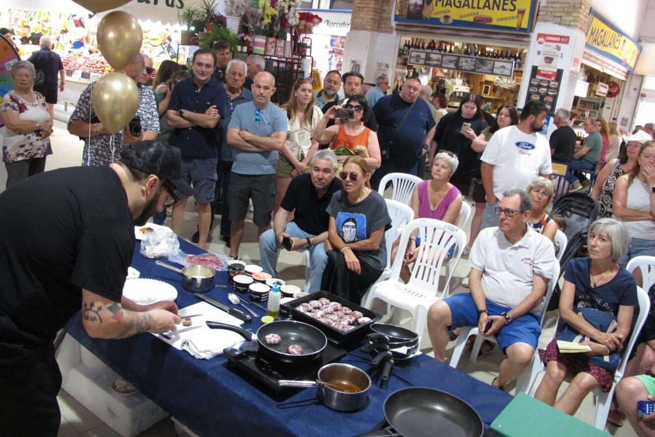 Un momento del showcooking de figatells con público atento