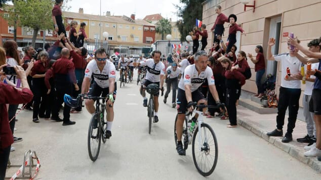 El reto solidario de ocho ciclistas pedaleando 1.400 kilómetros desde Angers llega a Dénia esta semana 1 Imagen: Una llegada de la Carrera Solidaria Internacional Angers-Dénia