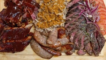 Variedad de carnes a la brasa para disfrutar con amigos en Dénia