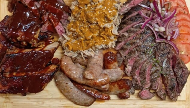 Imagen: Variedad de carnes a la brasa para disfrutar con amigos en Dénia