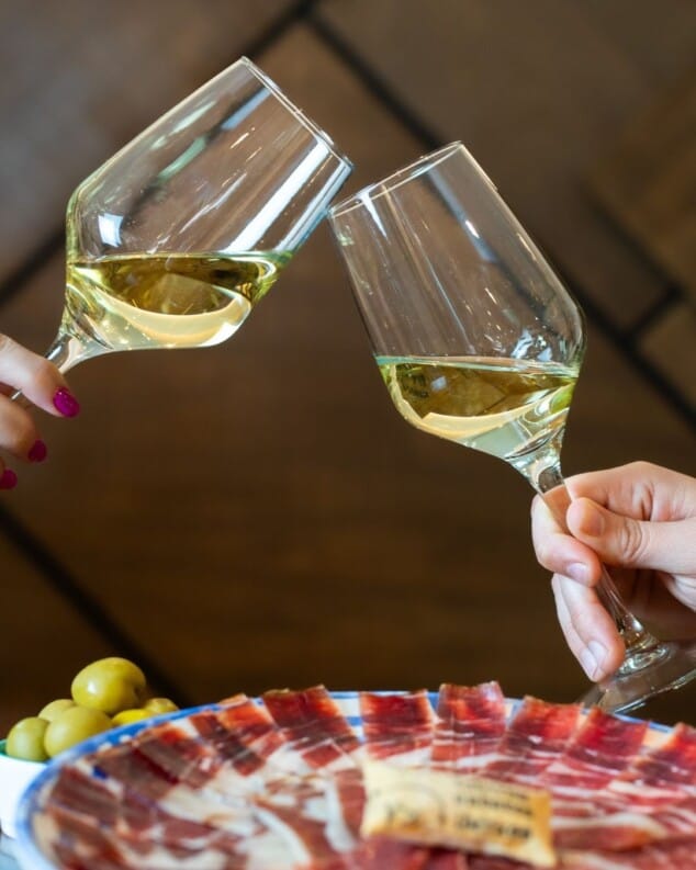 vinos de autor y tapas calientes protagonizan el nuevo ocio en denia