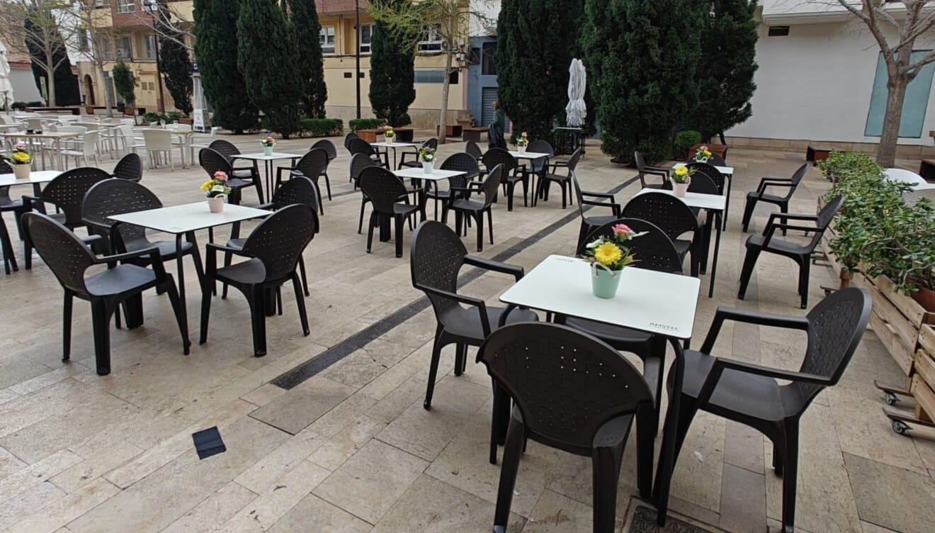 Vista de la terraza exterior ubicada en una agradable plaza peatonal ideal para relajarse